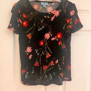 Cute flowered pattern CeCe top flouncy short sleeves.